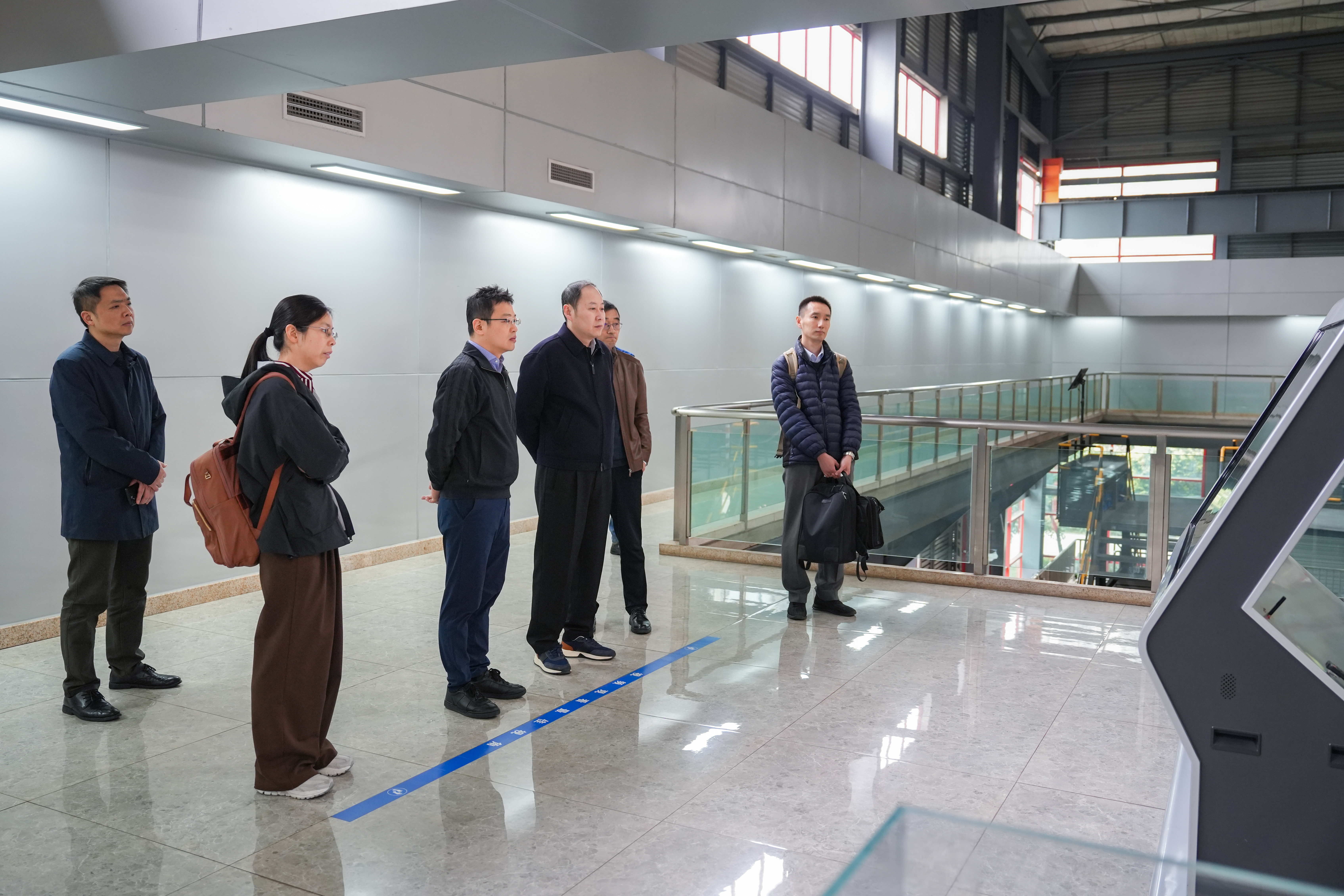 中信環(huán)境黨委委員、副總經(jīng)理王松一行到三峰環(huán)境集團(tuán)考察交流